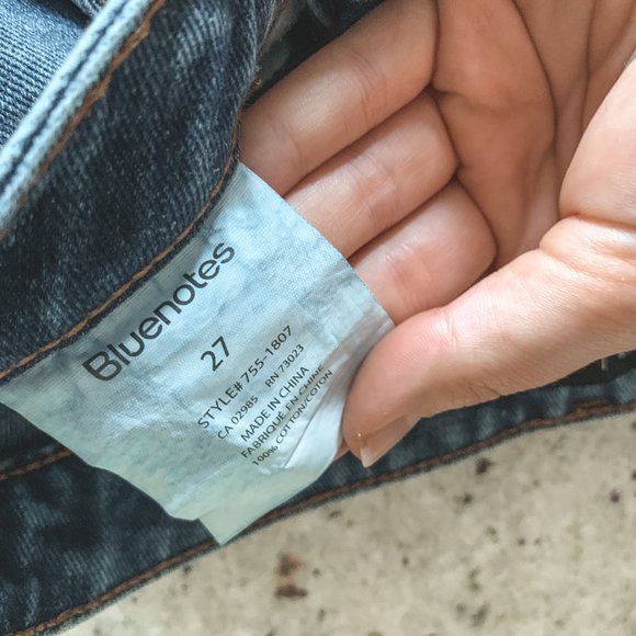 Bluenotes High-Waisted Cropped Mom Jeans - Picture 5 of 5